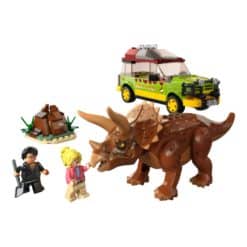 LEGO Jurassic Park 76959 Triceratopsia tutkimassa