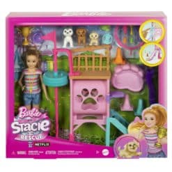 Barbie-setti, johon kuuluu yksi nukke, kolme koiranpentua sekä koirien leikkikenttä ja tarvikkeet