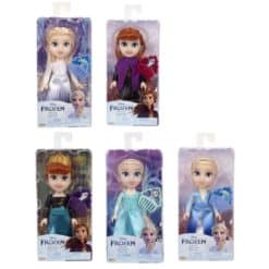 kolme erilaista Elsa-nukkea ja kaksi erilaista Anna-nukkea Frozen 2 -elokuvasta