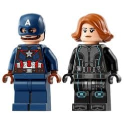 Black Widow ja Captain America moottoripyörineen