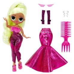 nukke, jolla on vaaleat hiukset ja purppuranpunainen haalari, sekä mekko, asusteita ja kampa