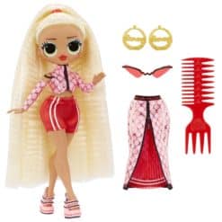 nukke, jolla on pitkät, vaaleat hiukset, vaaleanpunainen takki ja punaiset shortsit, sekä hame ja asusteita