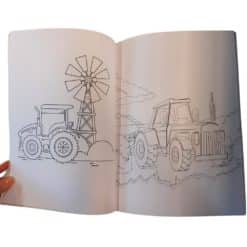 värityskirja, jossa on traktorien kuvia