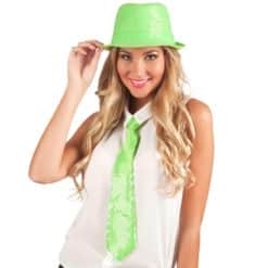 nainen, jolla on kaulallaan vihreä kravatti